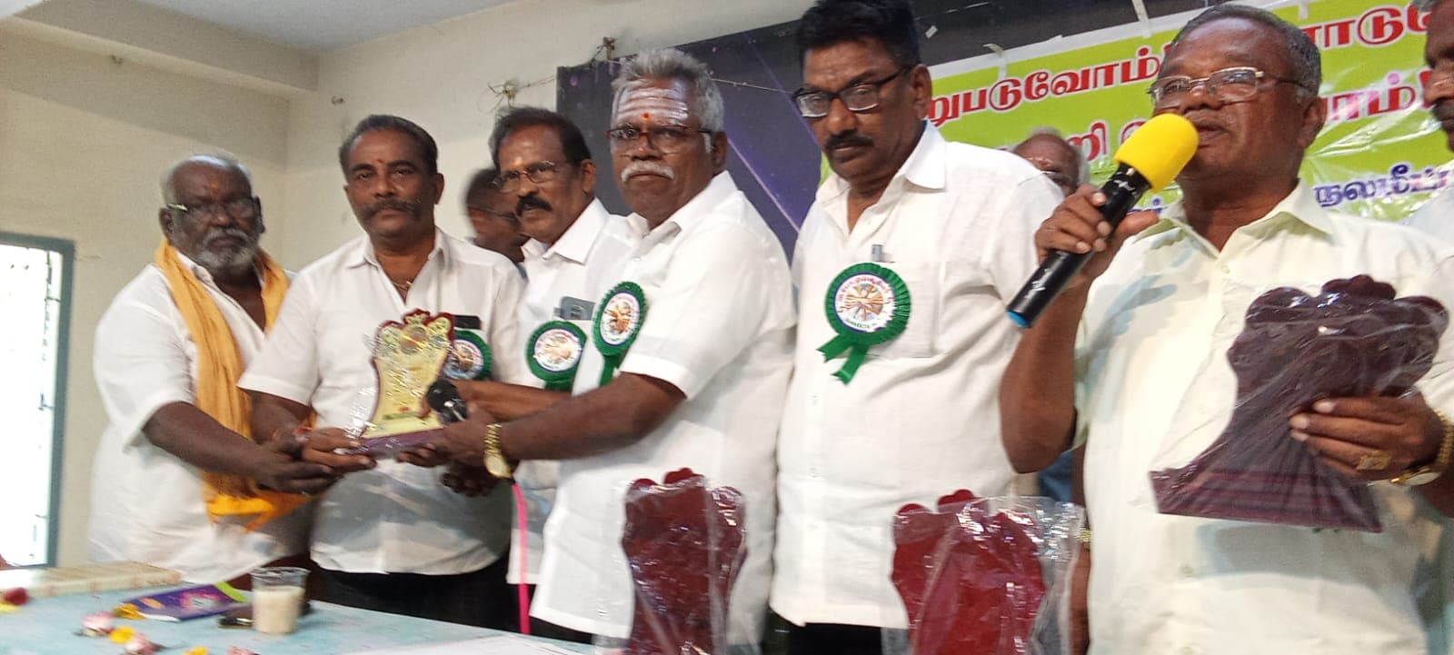 மண்டல நிர்வாகிகளுக்கு பாராட்டு கேடயம்