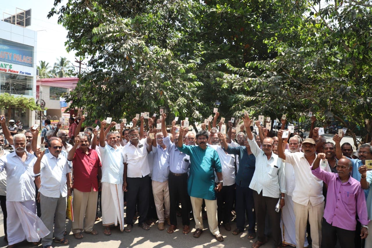 வாக்காளர் அடையாள அட்டை ஒப்படைப்பு